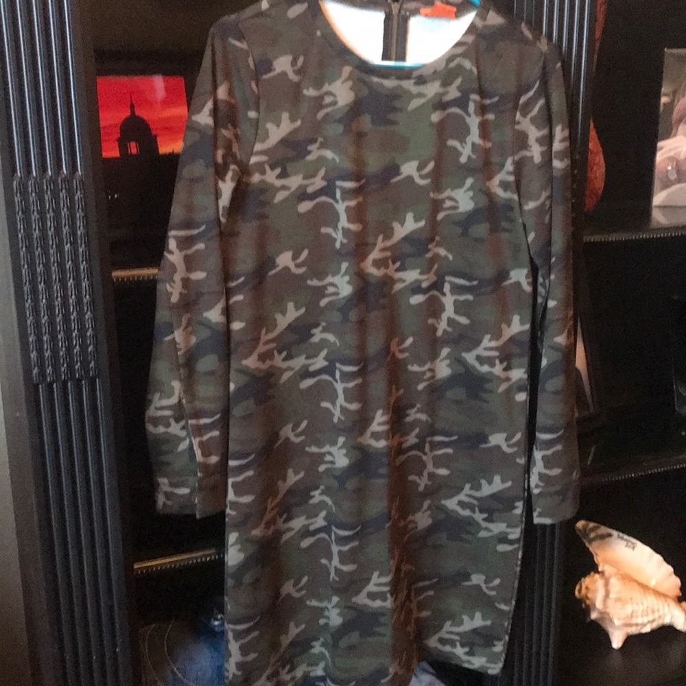 Semi fitted casual camo dress